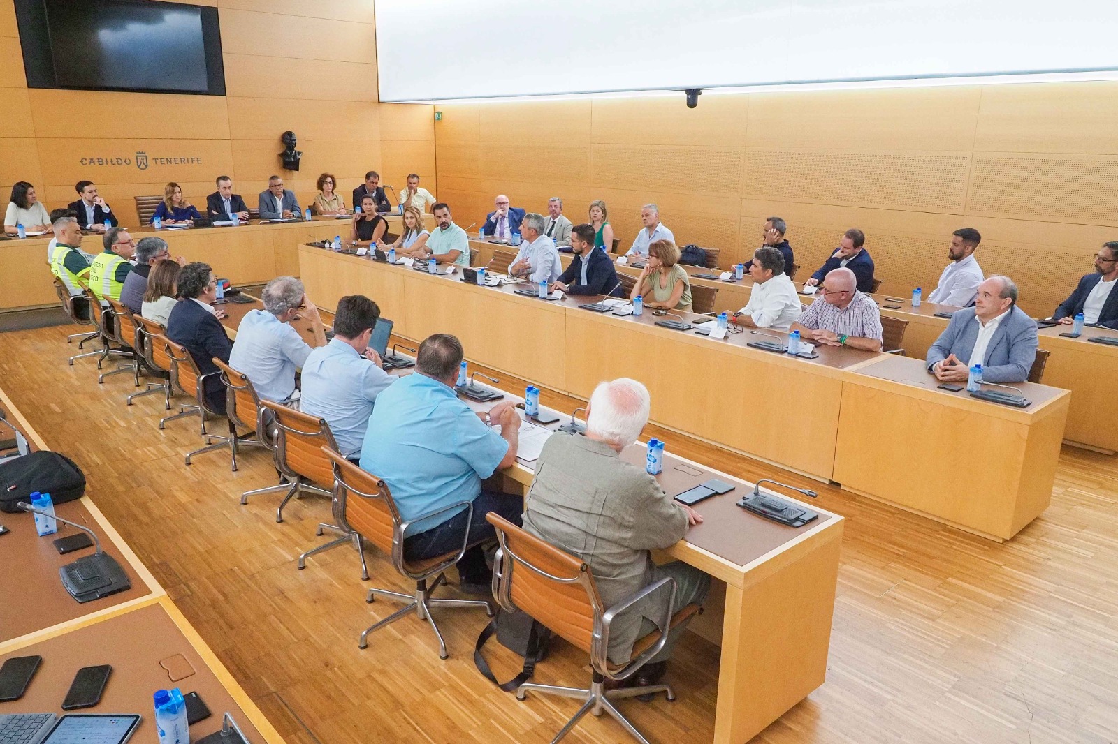 El Cabildo de Tenerife crea grupos de trabajo para impulsar medidas contra el problema del tráfico